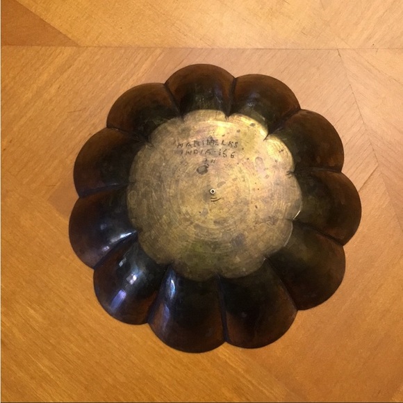 Harilela’s of India hand carved brass scalloped decorative bowl - Picture 5 of 6